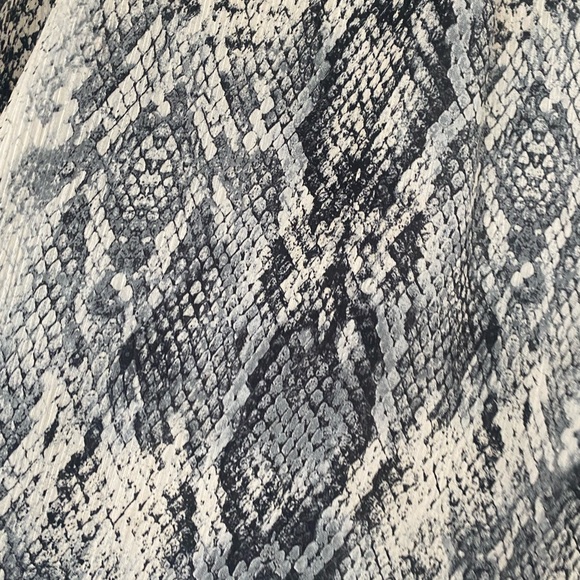 Zara Basic Snakeskin V-Neck Tunic, Size M - Picture 8 of 9